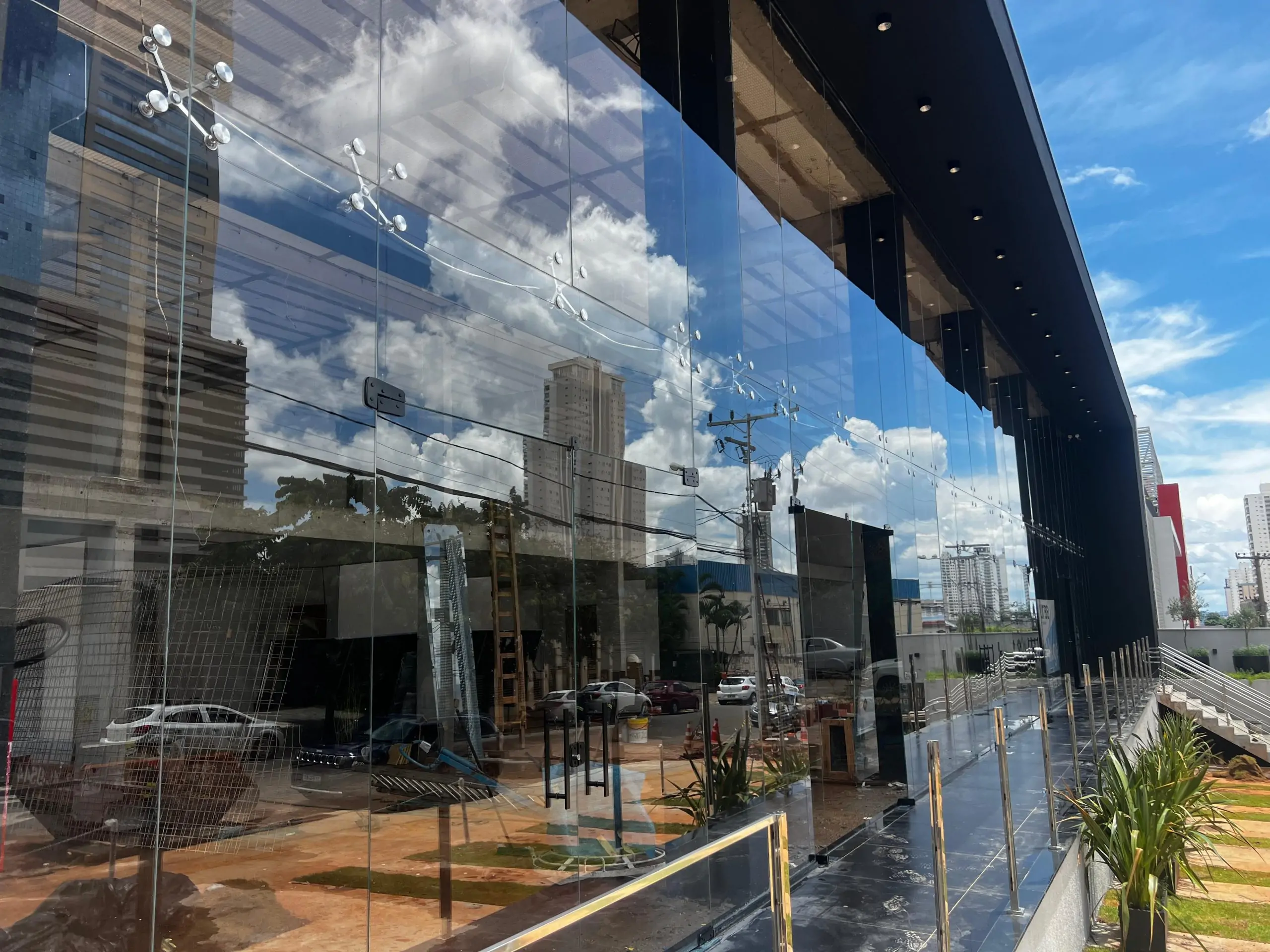 10 ideias de paredes com vidro fixo