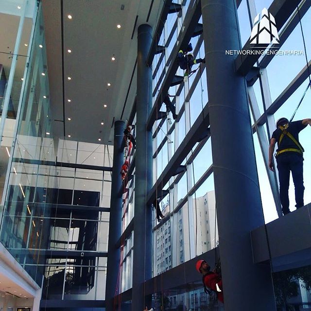 Equipe da Networking Engenharia depois de colocação de vidro de fachada comercial