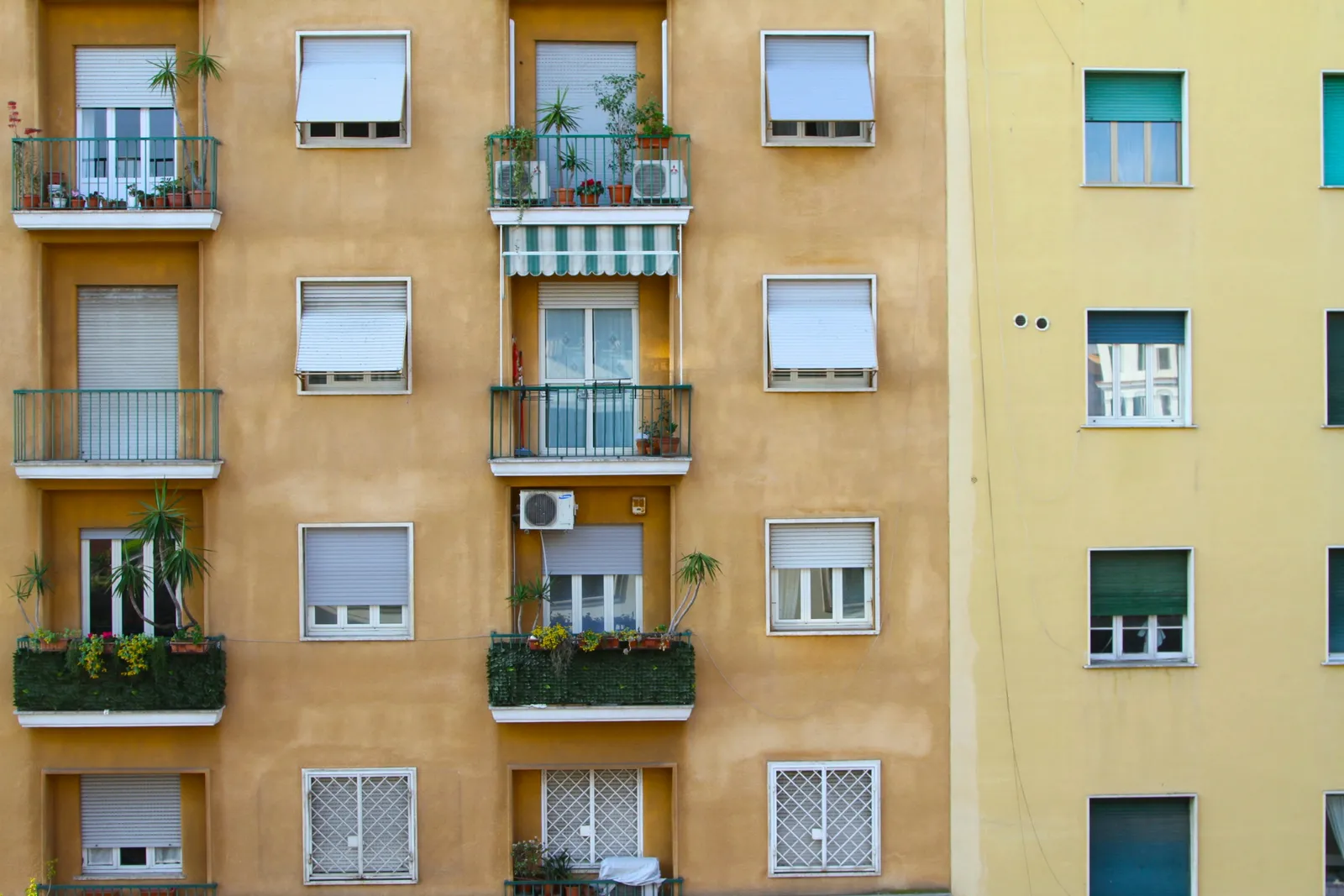Fachada de prédio residencial multifamiliar com janelas, sacadas e marquises — edificação sujeita à autovistoria predial obrigatória no Rio de Janeiro