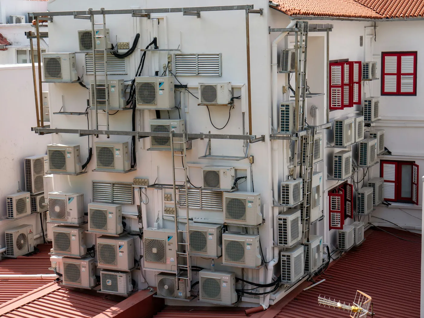 Conjunto de unidades condensadoras de ar-condicionado instaladas na parede externa de um prédio comercial