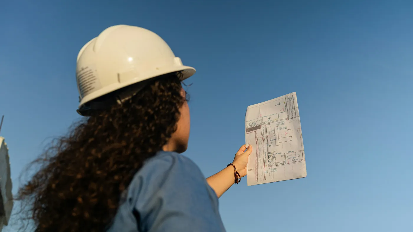 Equipe técnica de manutenção predial em visita de vistoria a um edifício