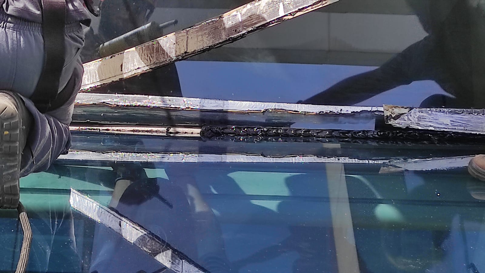 Equipe realizando retrofit e vedação de cobertura de vidro