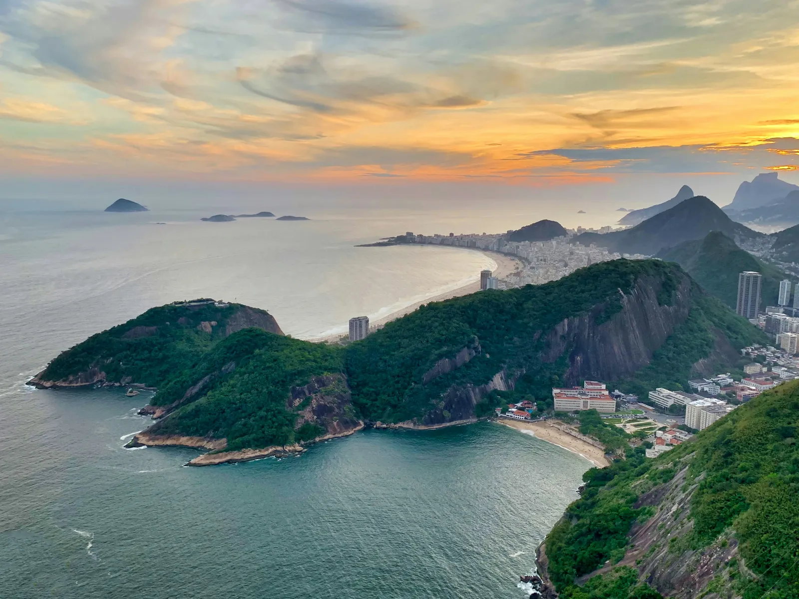Vista aérea da orla e das montanhas do Rio de Janeiro ao entardecer, área de atuação da empresa de manutenção predial
