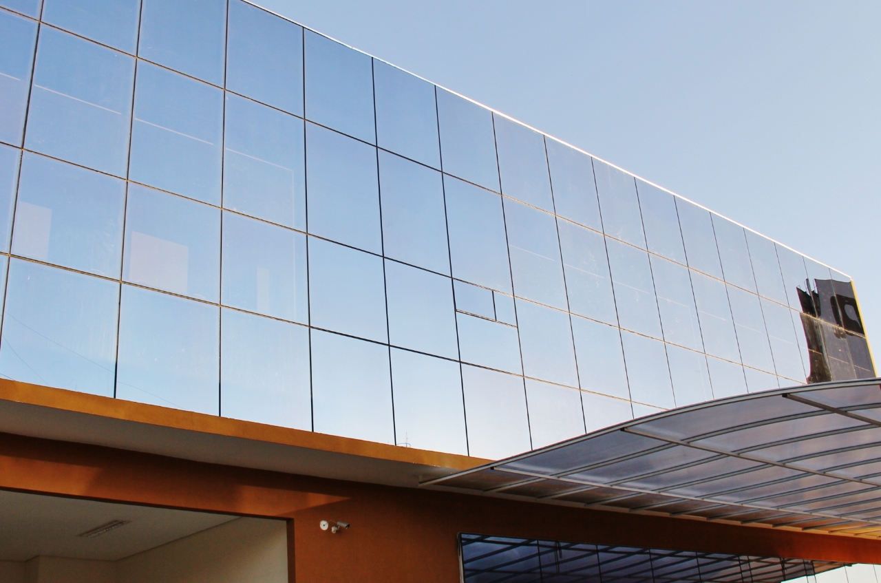 Diferença entre fachada glazing e pele de vidro: o que seu projeto precisa
