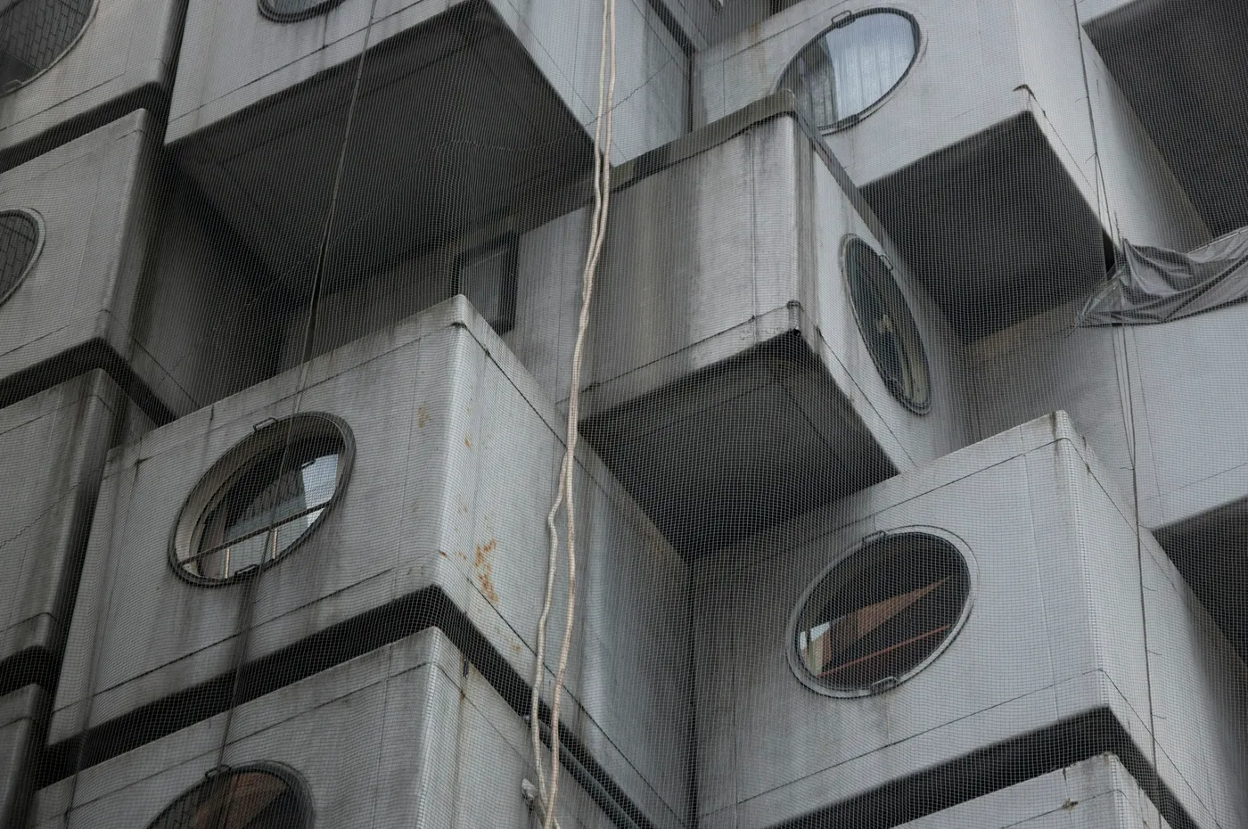 Fachada de edifício alto com muitas janelas e revestimento, avaliada durante a inspeção predial de fachada