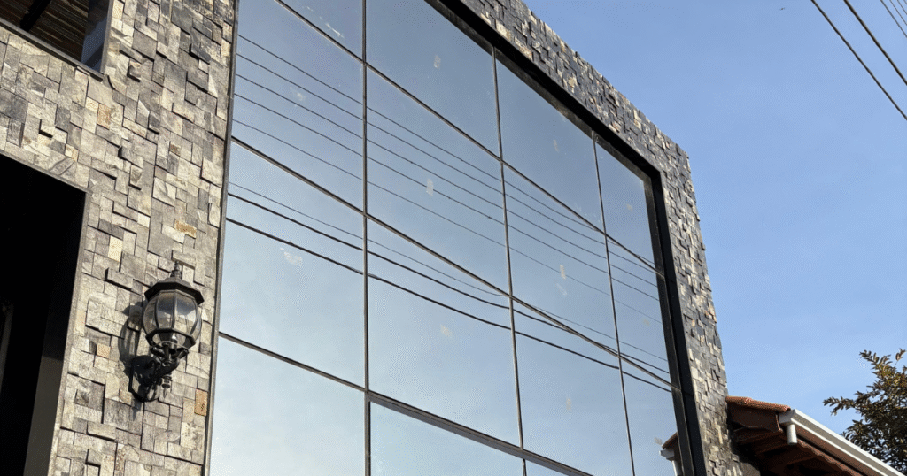 Instalação de Fachada Glazing: Passo a Passo e Dicas Importantes