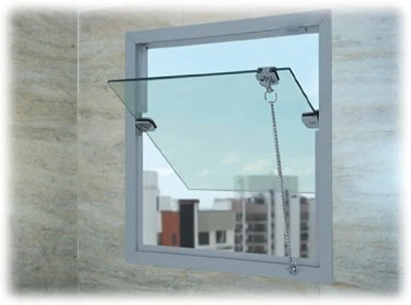 Janelas Basculantes de Alumínio: O Melhor Preço na Baixada Fluminense Janela pivotante com esquadria de alumínio branco, aberta em um banheiro com parede de azulejo, mostrando o pivô central e a corrente para abertura.