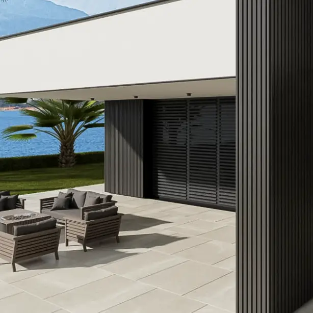 5 Dicas Essenciais para Conservar sua Fachada de ACM Sempre Nova Área de lazer de uma casa moderna com fachada e brises feitos de painéis ripados verticais na cor grafite, com vista para o mar.