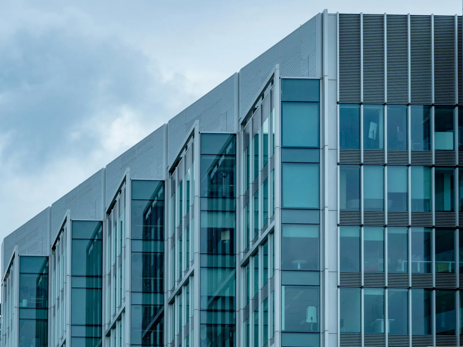 Fachada envidraçada de edifício comercial corporativo, exemplo de edificação com manutenção predial voltada à continuidade operacional