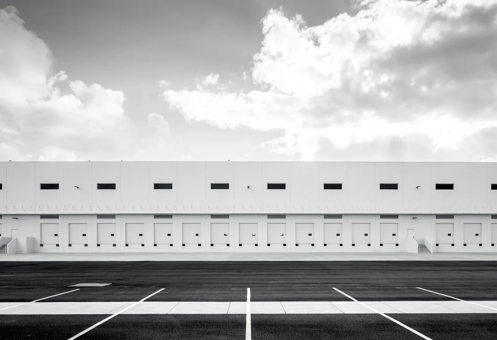 Galpão industrial com docas de carga, exemplo de edificação com manutenção predial regida por normas regulamentadoras específicas