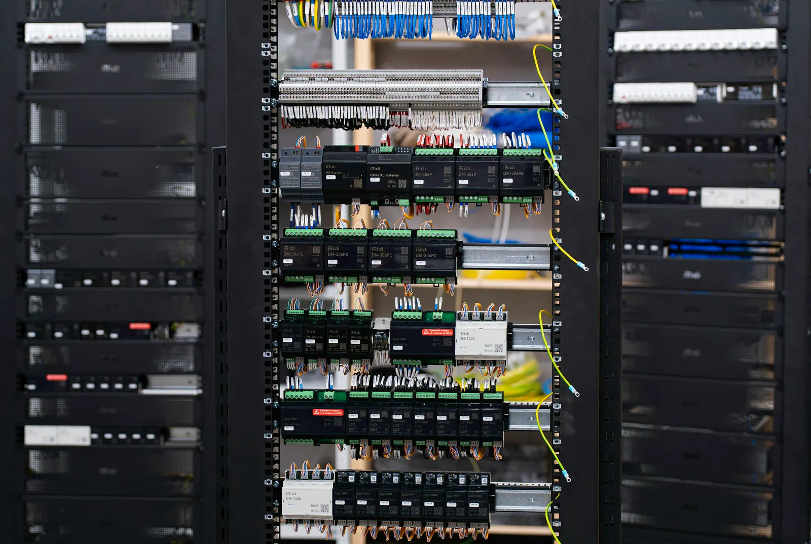 Quadro de automação e distribuição elétrica com módulos DIN e fiação organizada em sala técnica predial