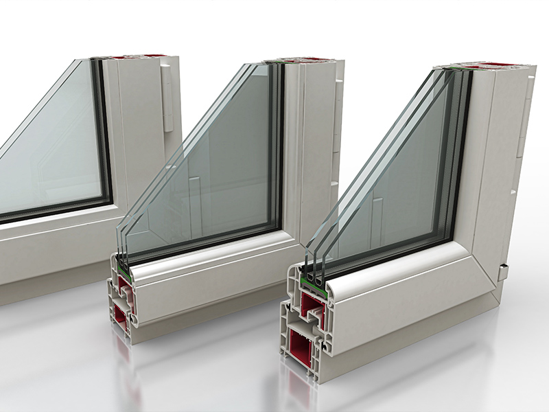 Corte transversal de três perfis de esquadria de PVC, mostrando a estrutura interna com cmaras de isolamento e os diferentes tipos de vidro: simples, duplo e triplo.