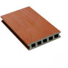 erfil de uma régua de madeira plástica encapsulada (WPC), mostrando a seção transversal com alvéolos internos e a superfície com textura que imita madeira