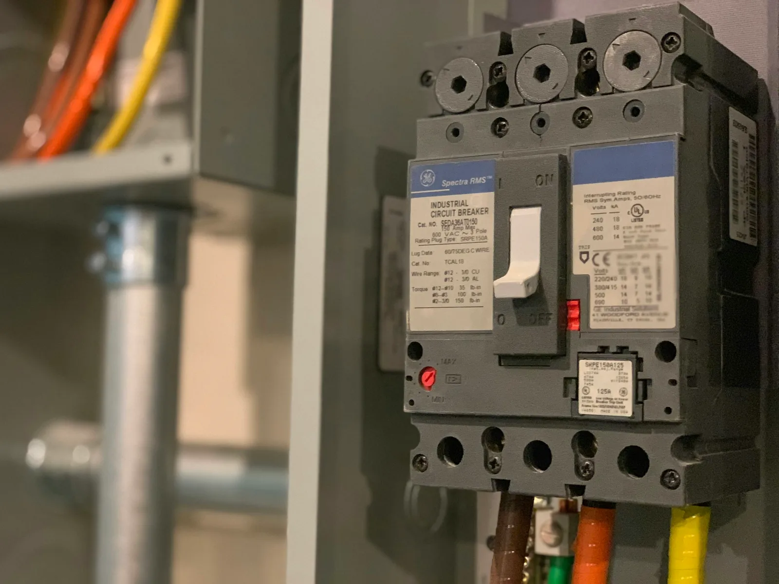 Quadro de distribuição elétrica com disjuntores em painel de condomínio