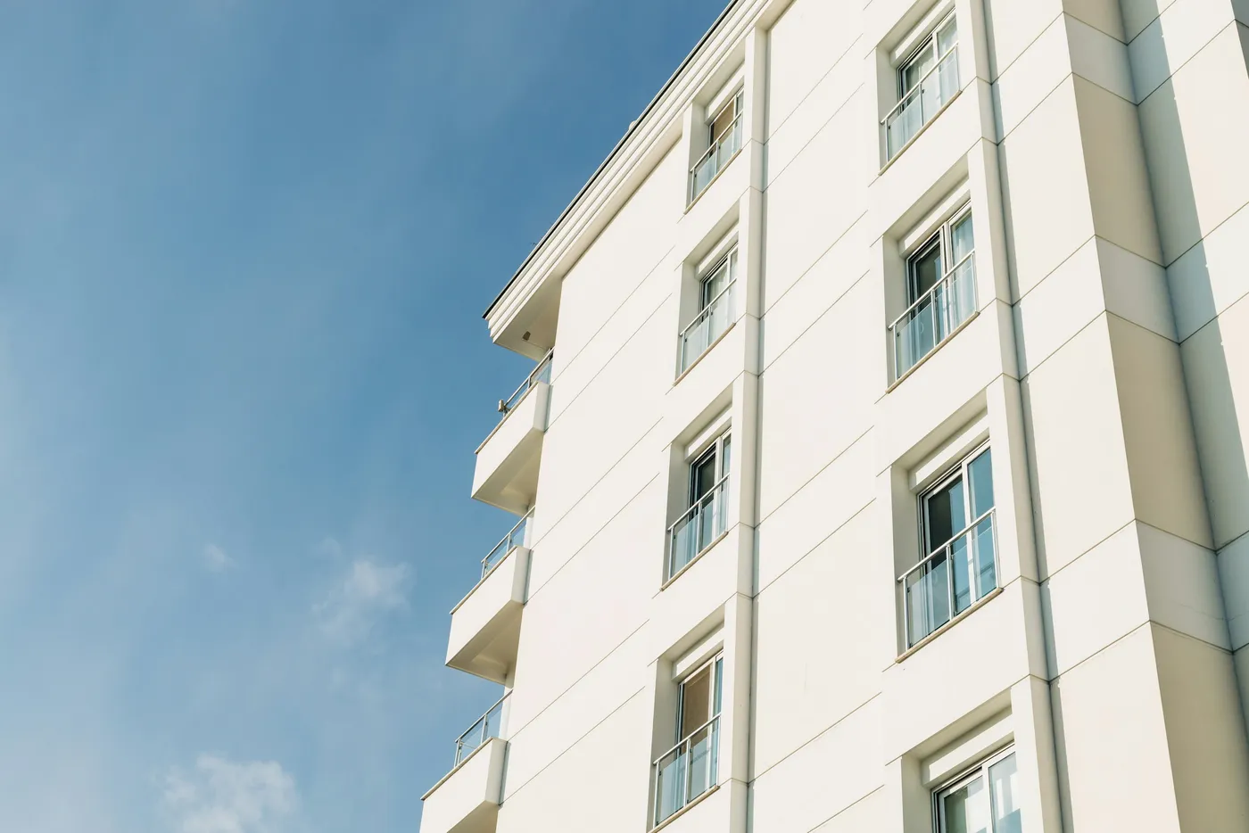 Janelas e fachada de prédio residencial multifamiliar, edificação sujeita à autovistoria predial