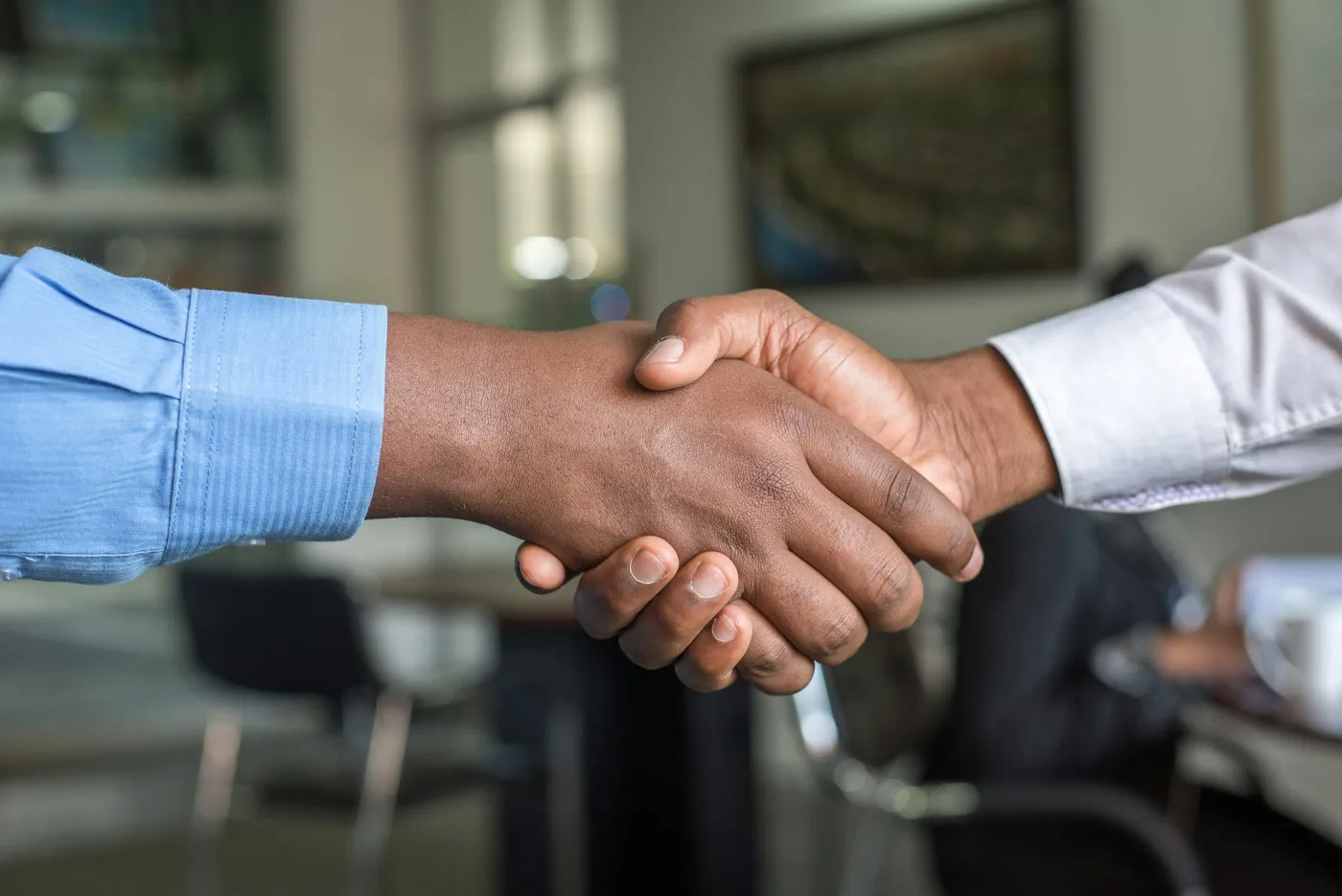 Equipe em reunião de negócios fechando um contrato de prestação de serviço
