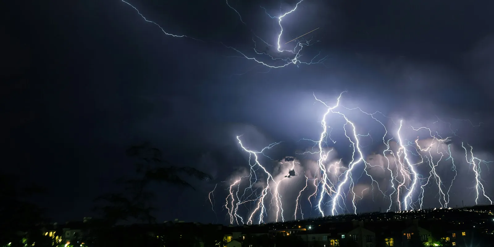Descargas atmosféricas sobre área residencial, risco que o laudo de SPDA do prontuário elétrico avalia