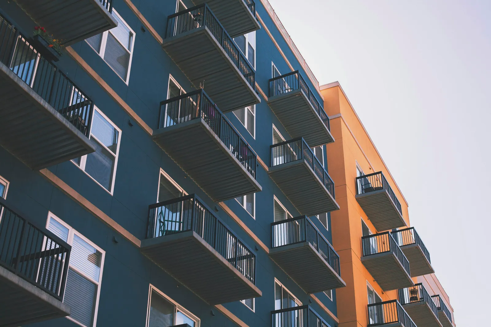 Fachada de prédio residencial com varandas escalonadas, exemplo de edificação atendida por contrato de manutenção predial terceirizada