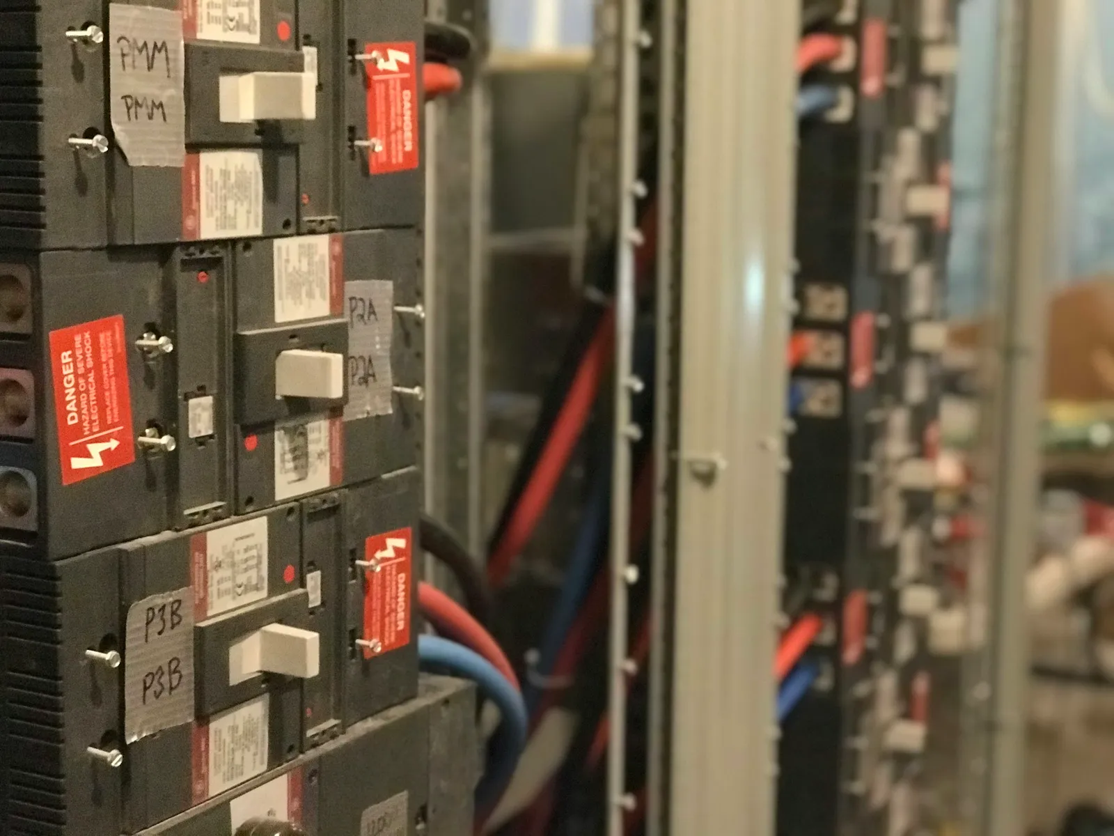 Quadro elétrico com disjuntores e barramentos Close de disjuntores e barramentos dentro de um quadro elétrico predial