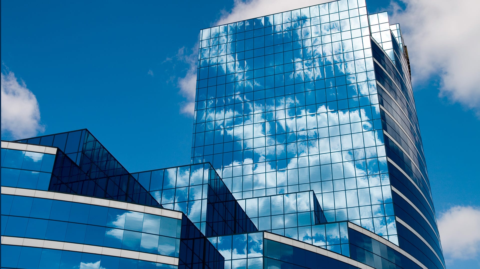 Vidro em Fachadas Comerciais: Guia Completo