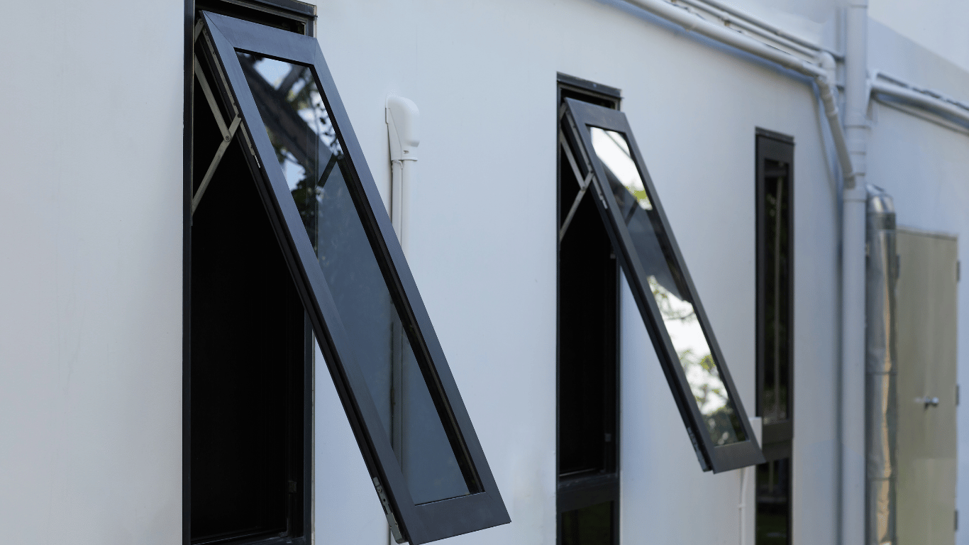 Janelas basculantes com Esquadria de alumínio em fachada moderna.