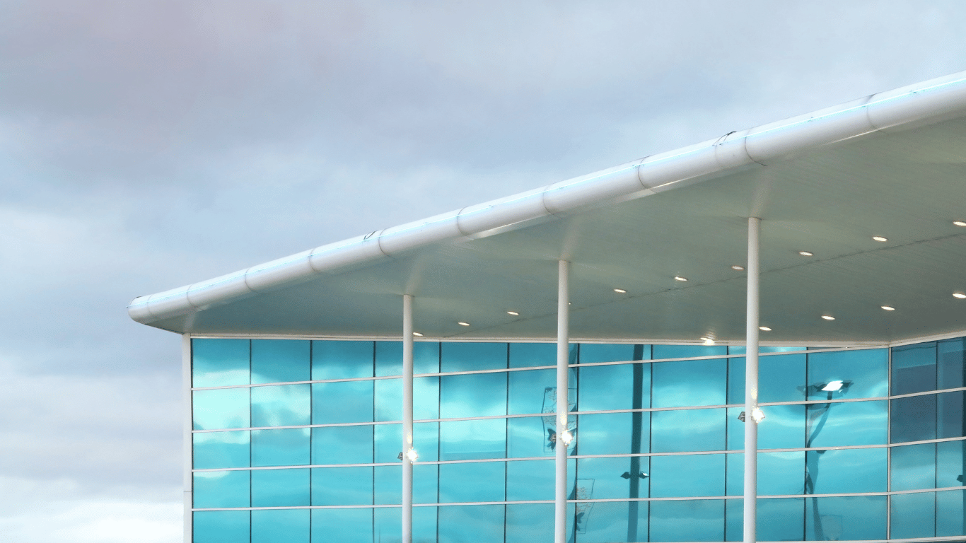 Fachada Glazing em edifício moderno com acabamento em vidro refletivo azul.